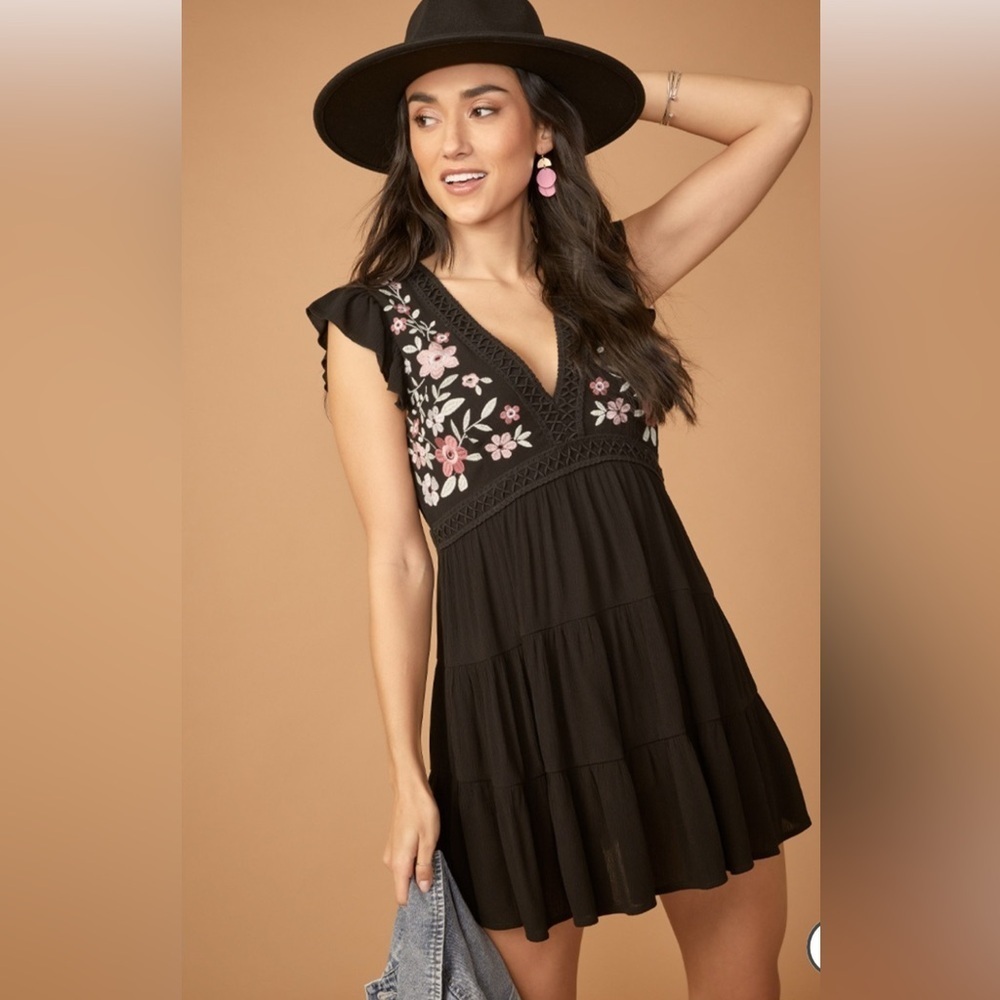 🖤🩷 Adorable  Kelsie Embroidered Crochet Mini Dress
Size Xs brand new!